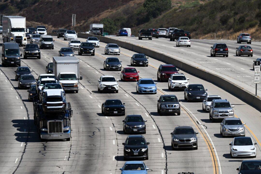 Protesters Calling for Cease-Fire Briefly Shut Down 405 Freeway in West Los Angeles