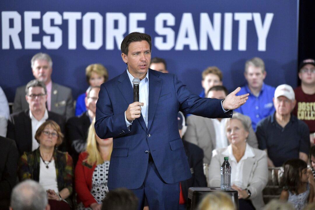 DeSantis Outlines Plans for Federal Government at New Hampshire Event
