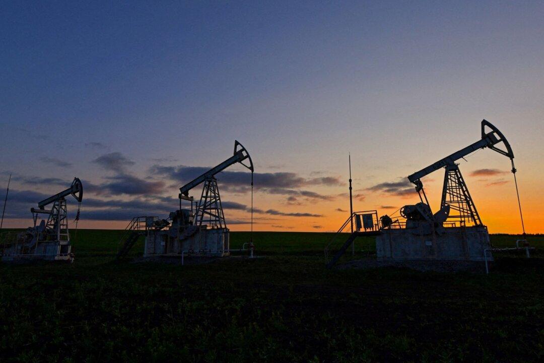 Oil Prices Gain 2 Percent on Big Decline in US Crude Storage