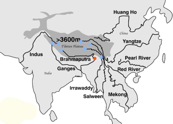 A map of the seven major Asian rivers (each indicated by a blue dot) that originate from the Tibetan plateau. The orange dot identifies the region where the Yarlung Tsangpo River (the upper stream of the Brahmaputra River) enters India in Arunachal Pradesh. This map is not to scale. (Adapted by Venus Upadhayaya/Epoch Times)