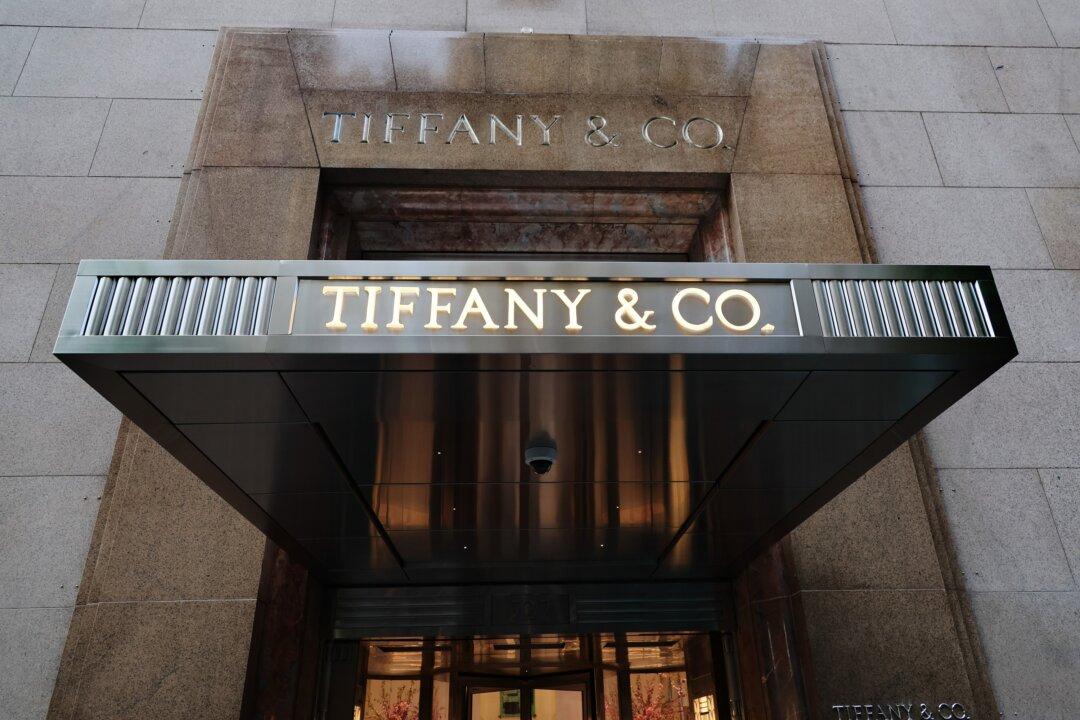 Electrical Fire Sends Smoke Billowing From Under New York City’s Iconic Tiffany Store