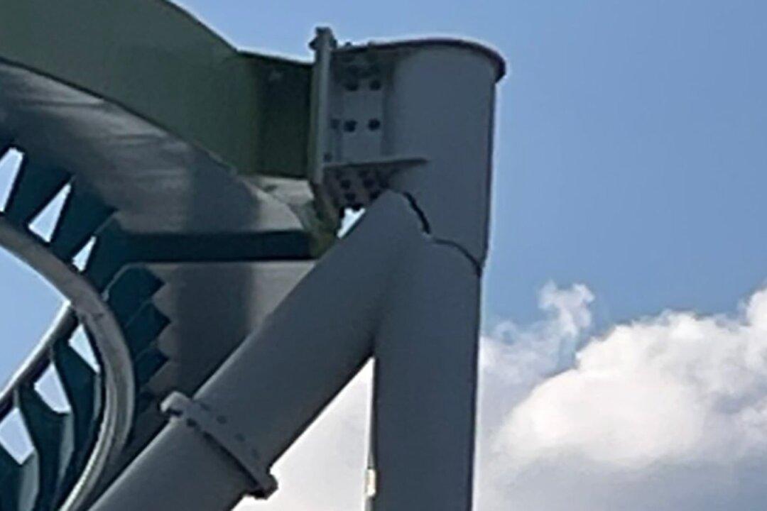 Investigators Visit North Carolina Amusement Park After Closing Roller Coaster Because of Crack