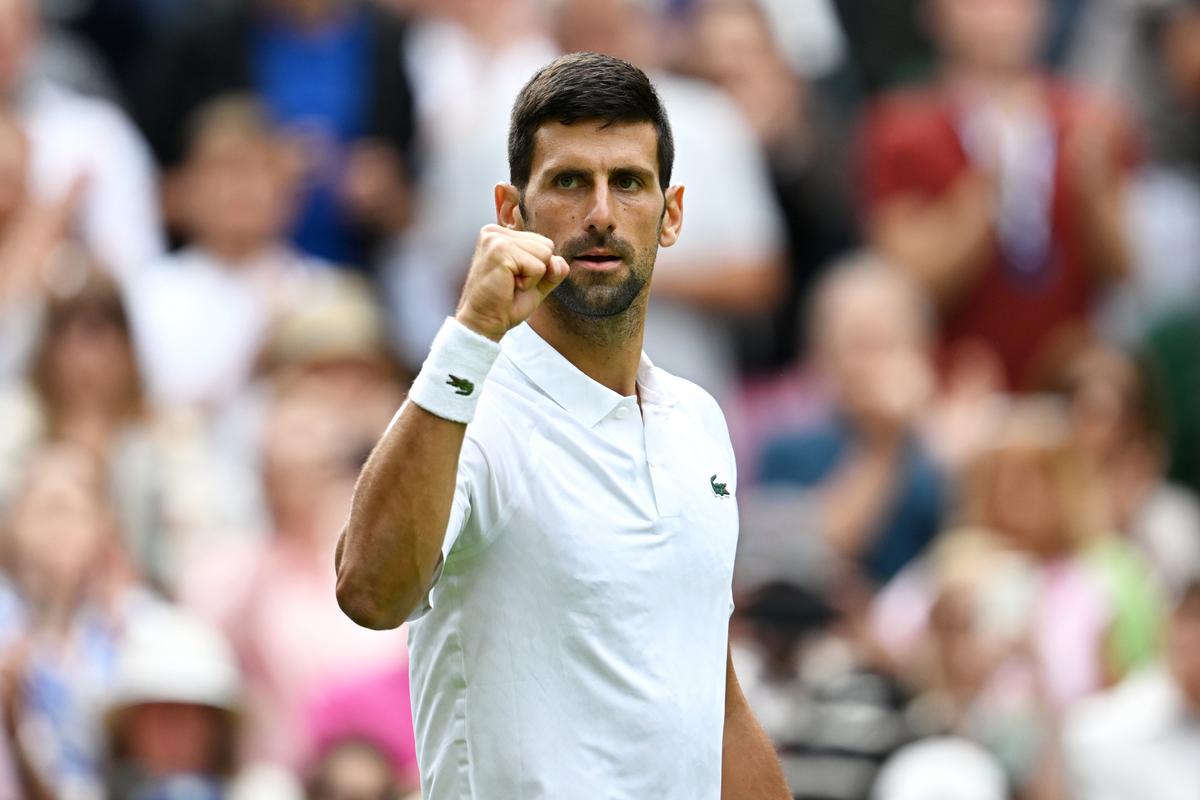 Djokovic, Swiatek Begin Title Quests With Easy Wins at Rain-Hit Wimbledon