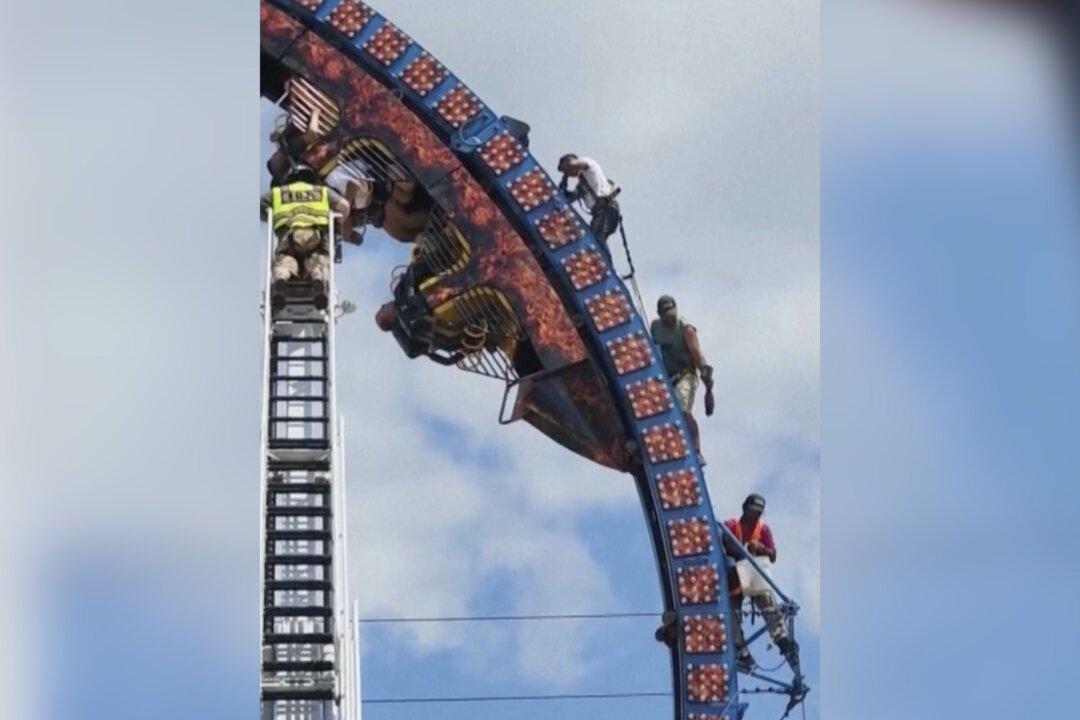 Wisconsin Probes How 8 Roller-Coaster Riders Became Trapped Upside Down for Hours