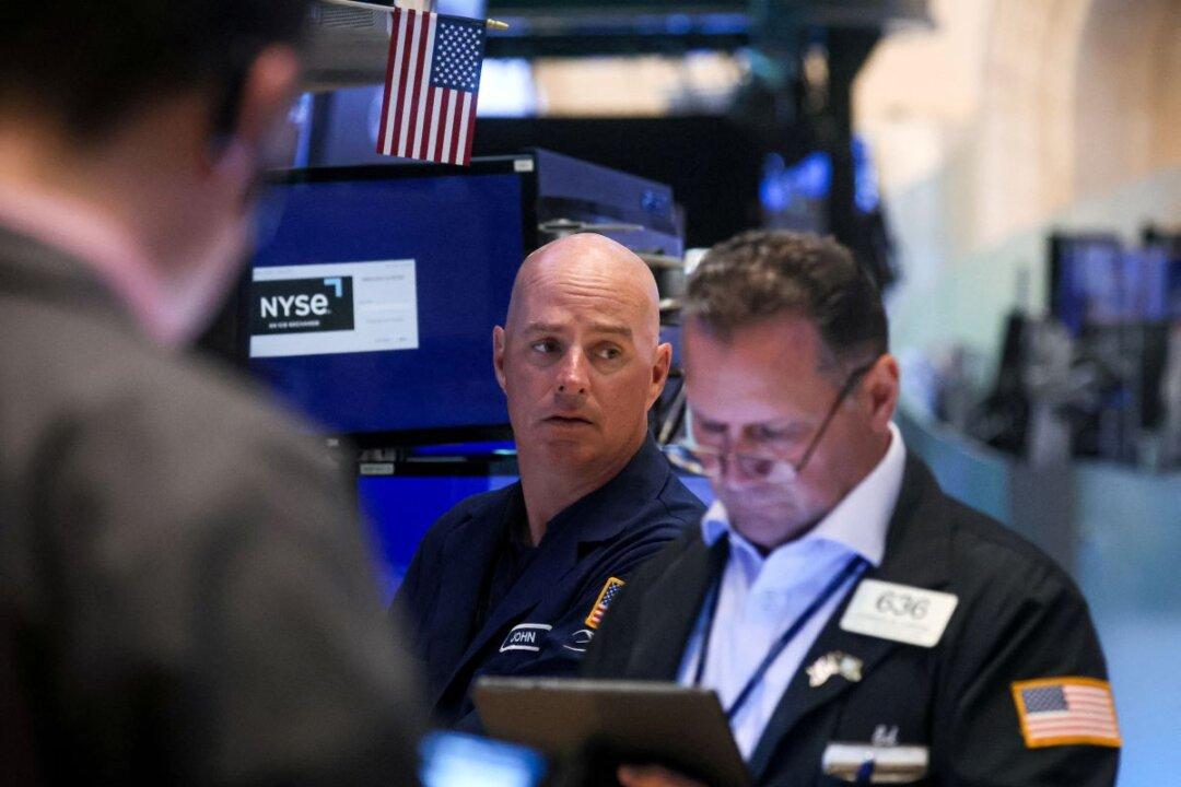 Dow Drops 200 Points After Fitch Downgrades US Credit Rating, Treasury Boosts Bond Sales
