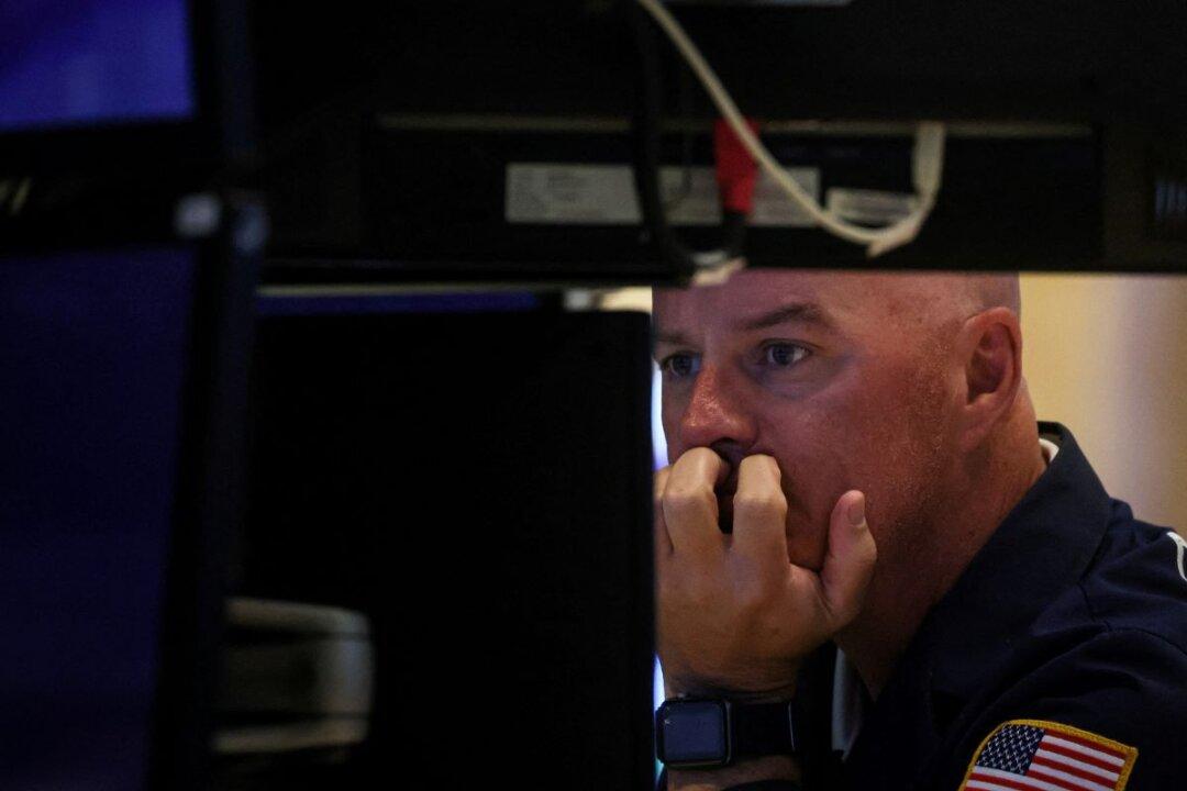 Wall Street Starts New Week Lower Ahead of Inflation Data