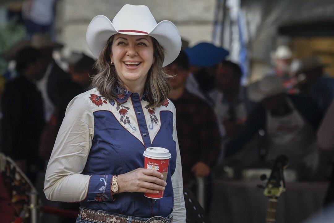 Alberta’s Smith Decries ‘Federal Interference’ Ahead of Premiers’ Meeting