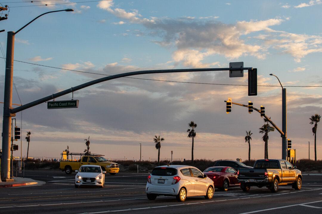 Pepperdine Holds Memorial Service for Students Killed in Malibu Crash