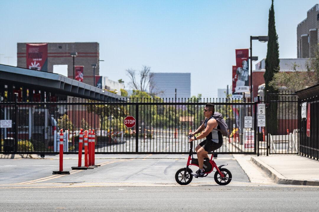 Caltech Applicants Can Now Take Free Online Classes to Meet Calculus, Physics, Chemistry Requirements