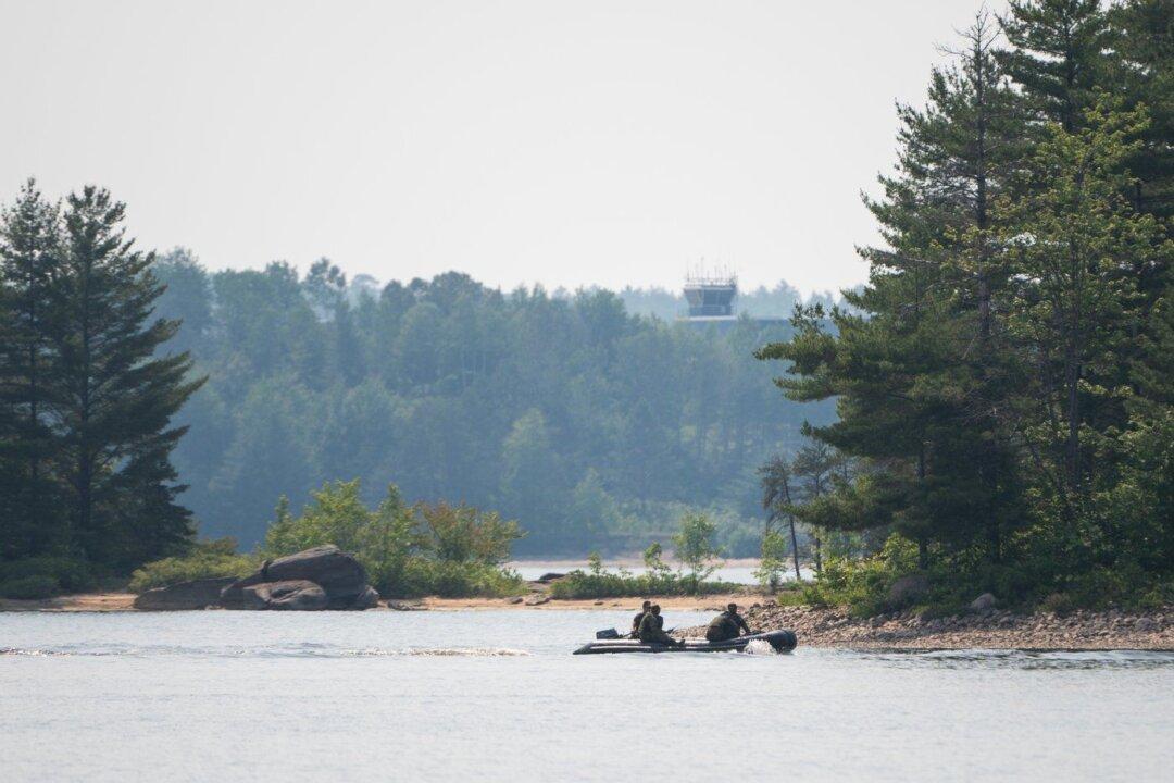 Military Prepares to Pull Crashed Chinook Helicopter From Ottawa River