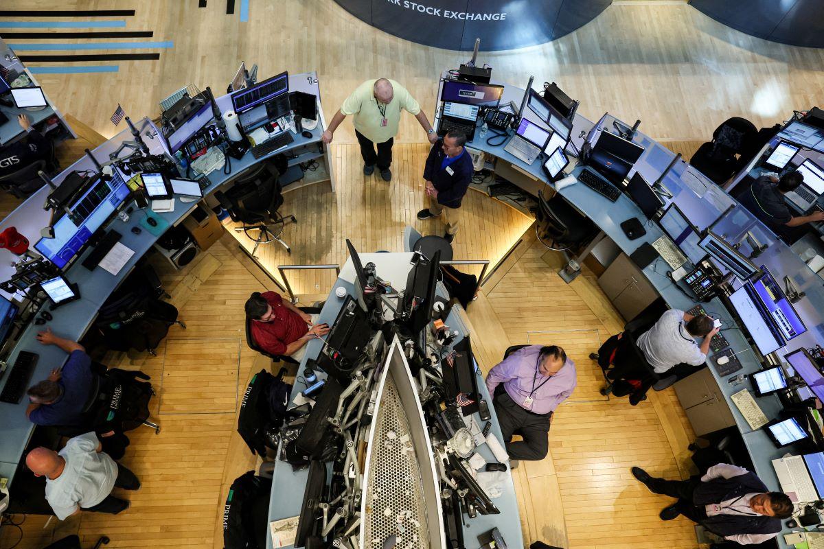 Wall Street Opens Higher on Signs of Disinflation