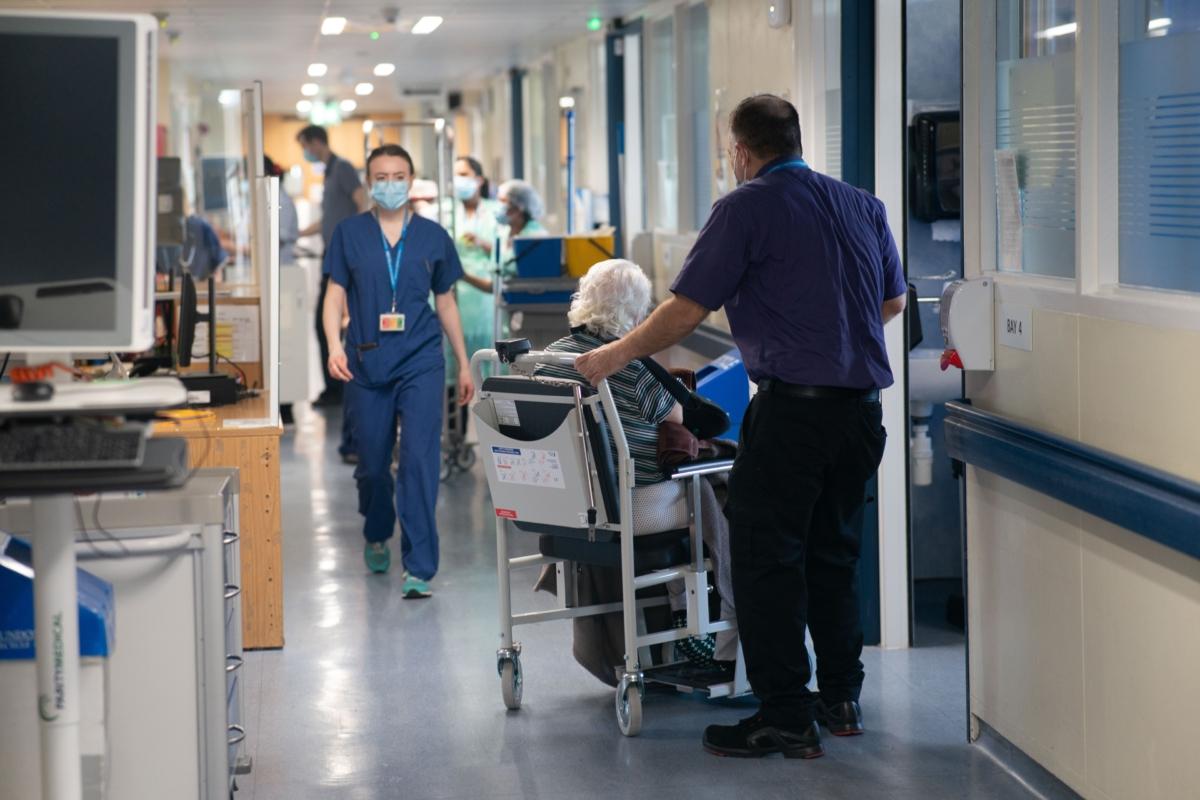 A general view of staff on a NHS hospital ward at Ealing Hospital in London, on Jan. 18, 2023. (Jeff Moore/PA Media)