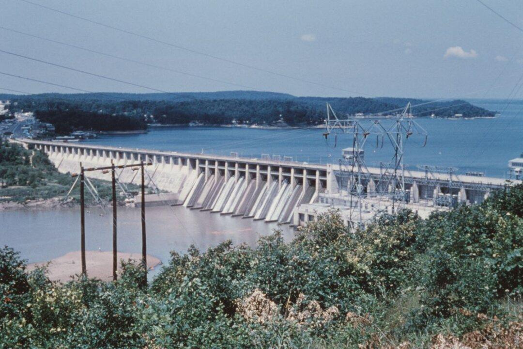 Boat Slams Into House at Missouri’s Lake of the Ozarks, Injuring 8 Who Were on Board