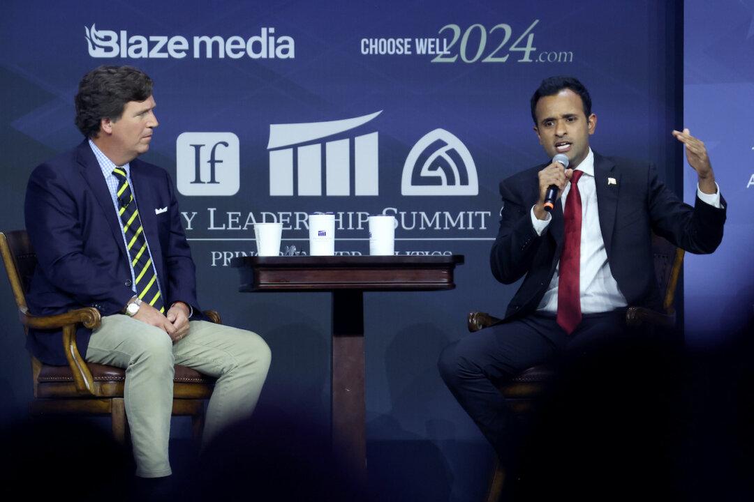 Vivek Ramaswamy Makes His Case in Q&A With Tucker Carlson at Crowded Iowa Forum