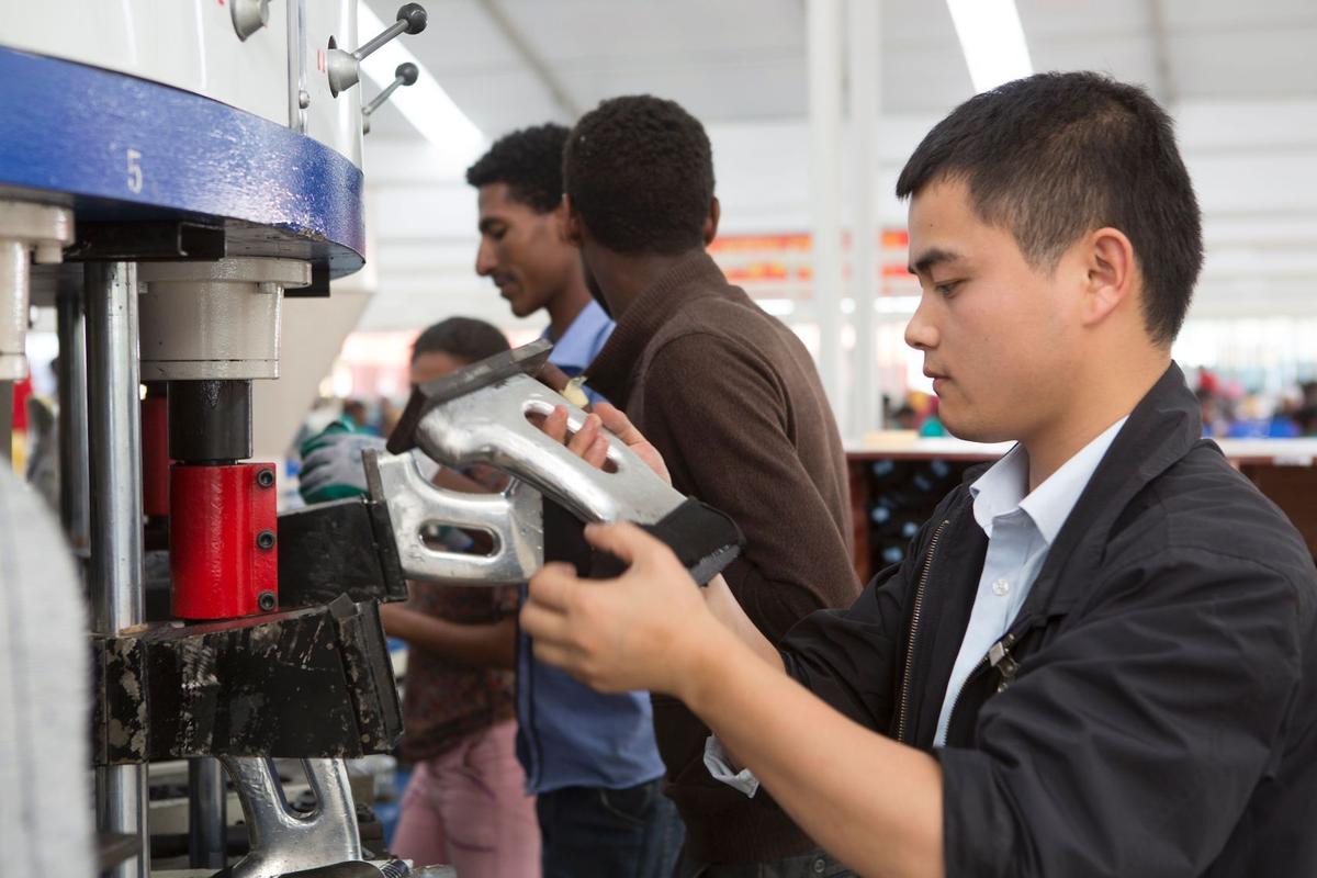 Higher Wages Attract Young Chinese to Africa