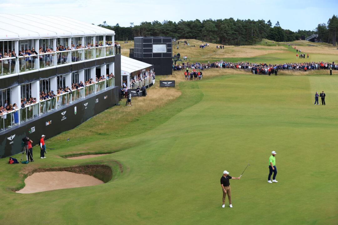 Rory McIlroy Maintains 1-stroke Lead at Scottish Open