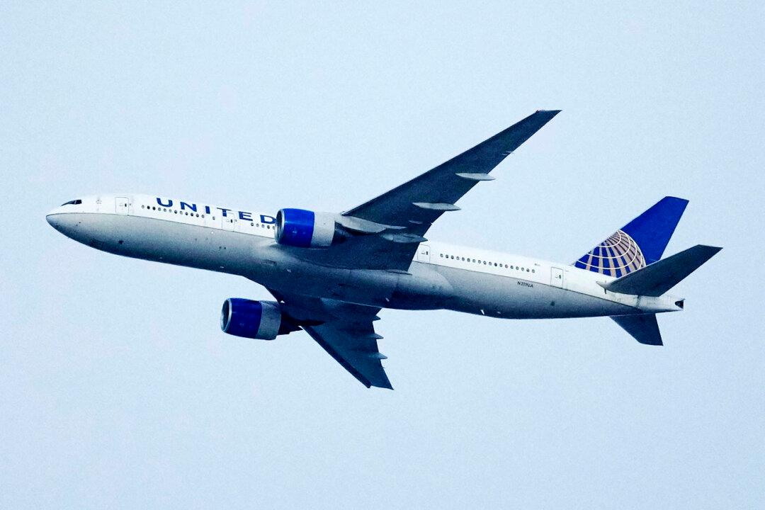 United Airlines Agrees to Give Union Pilots Big Pay Raises