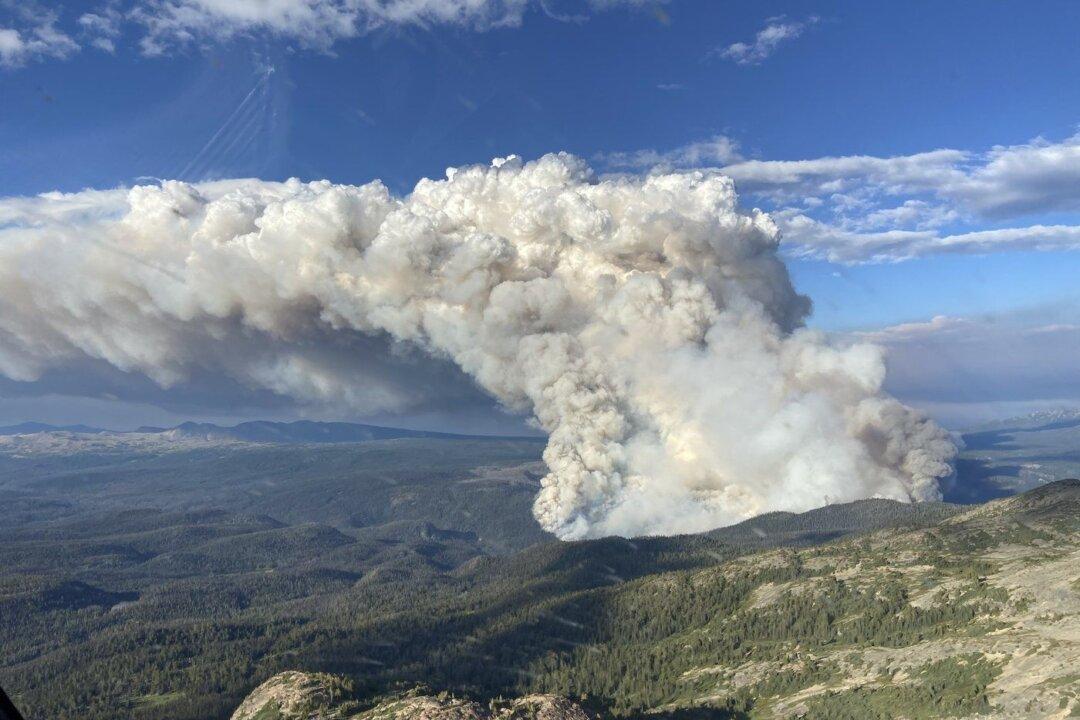 ‘Aggressive’ Wildfire Shuts BC Highway as Military and Officials Set to Meet