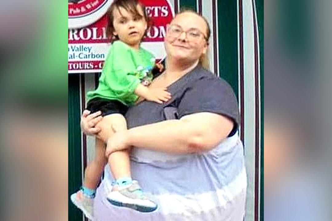 Obese Mom Decides to Get Healthy for Her Daughter, Looks Unrecognizable After Shedding 175lb