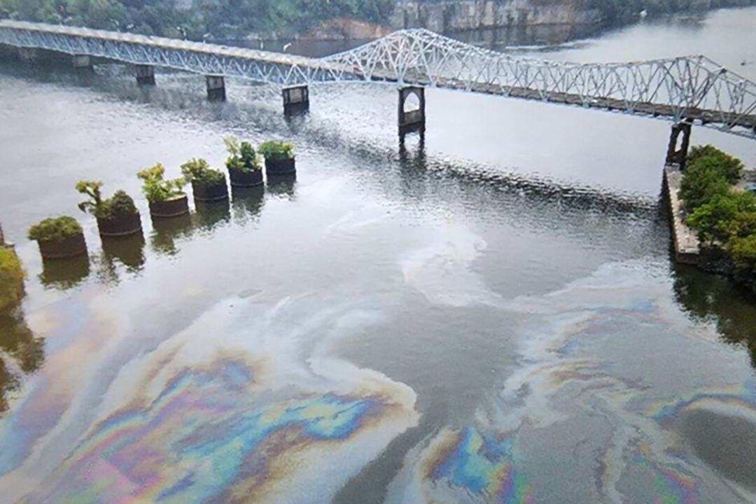Sinking Tugboat Released Thousands of Gallons of Diesel in an Alabama River
