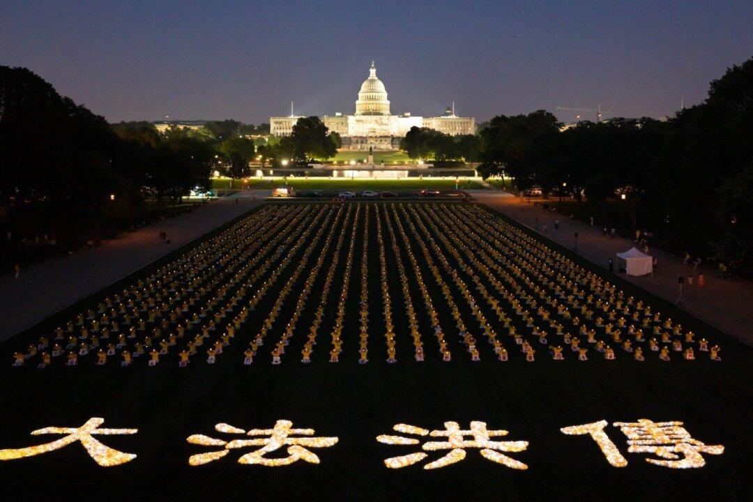 Candlelight Vigil Remembers Victims of CCP’s Persecution of Falun Gong