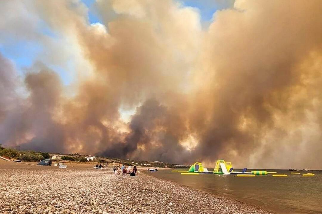 2,000 People Including Tourists Evacuated as Wildfire Rages on Greek Island of Rhodes