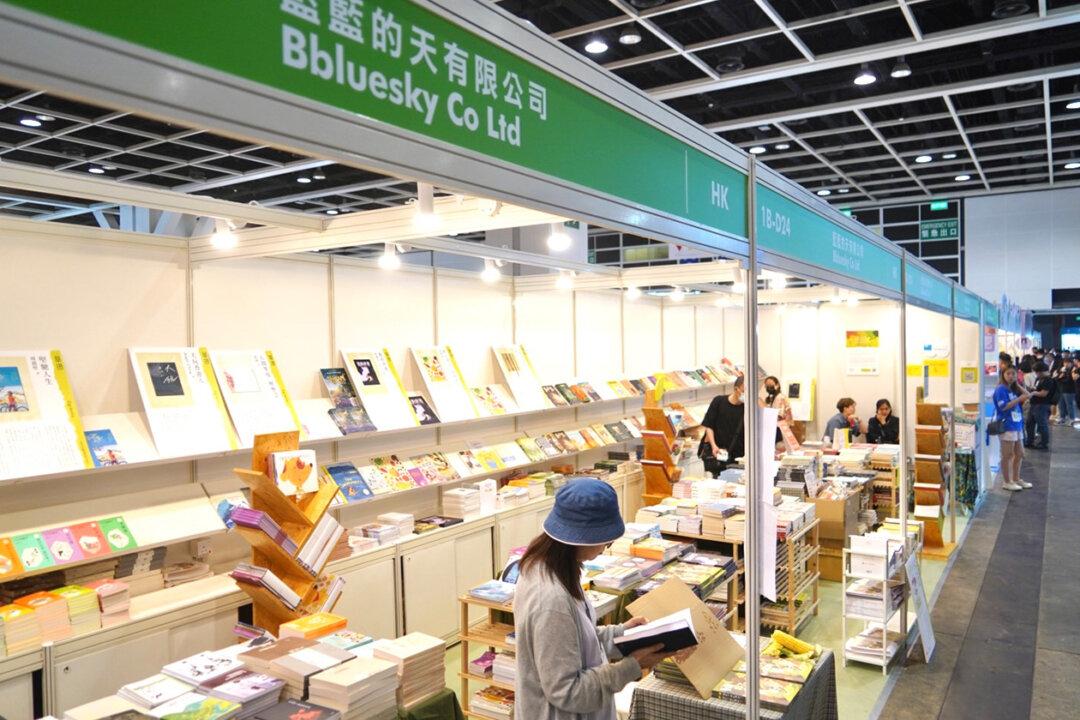 Mainlander Visitors To HK Book Fair Lament Hong Kong’s Loss of Freedom