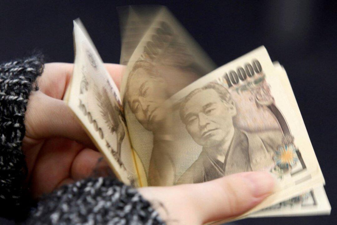 Dollar Steady Before Data; Yen Slips Despite GDP Surprise