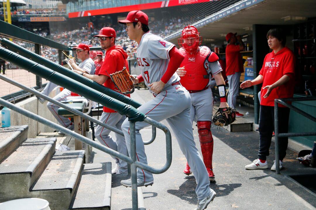 Ohtani Throws 1st MLB Shutout, Hits 2 HRs as Angels Sweep Tigers After Team Says He’s Staying