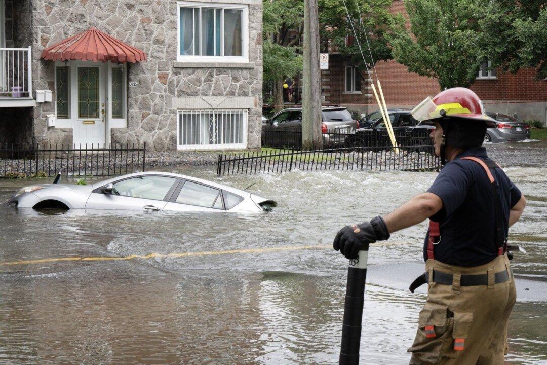 Montreal Water Main Breaks and Leaves Buildings Flooded, Vehicles Submerged