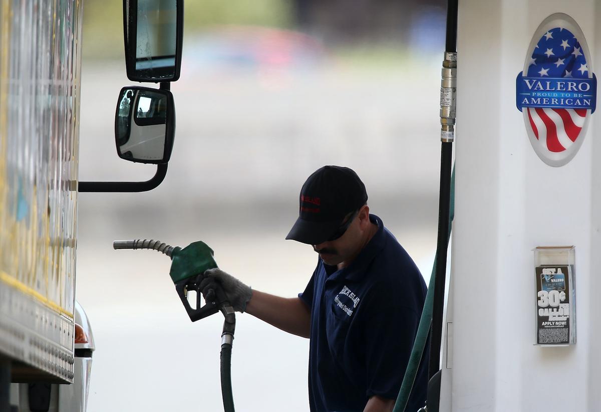 Diesel Climbs Above $4 for First Time Since May, Expert Says Refilling SPR Pushing up Prices