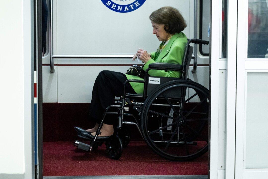 Aging US Senator Hands Power of Attorney to Daughter