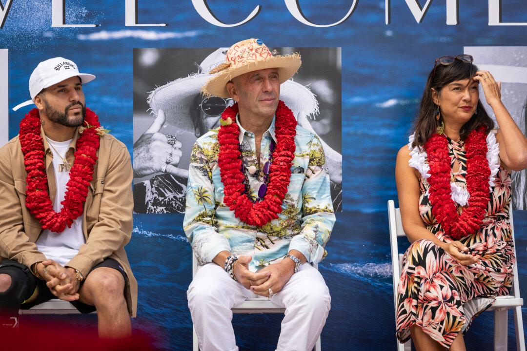 US Open of Surfing Celebrations Welcome 3 Surfers to ‘Hall of Fame’