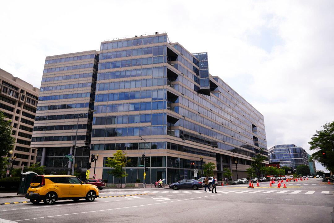 America’s Fiscal Cliff: IMF, Experts Urge Path to Financial Stability