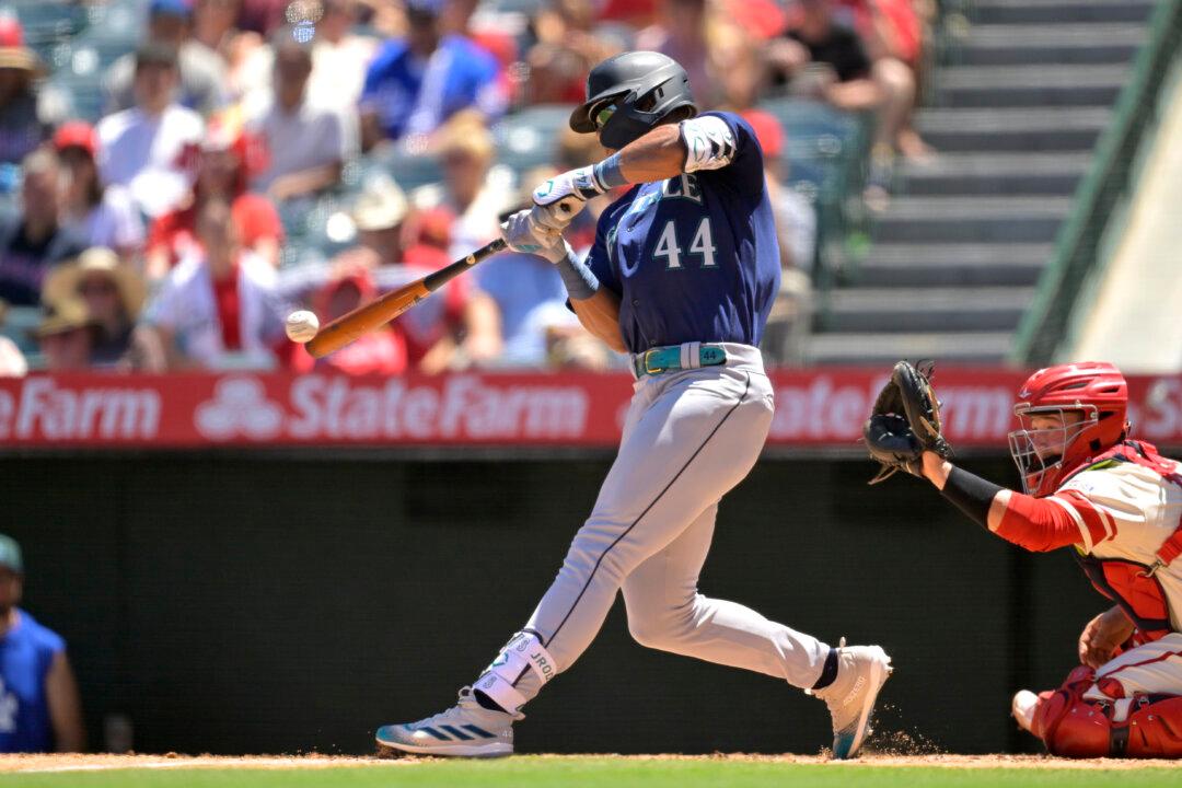 Eugenio Suarez Comes Through in 10th as Mariners Sweep Angels