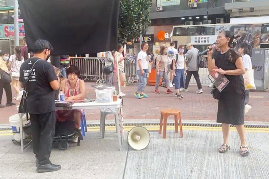 Hong Kong Civic Group Defies Suppression by Setting up Street Booth and Hoisting Black Cloth to Avoid Prosecution