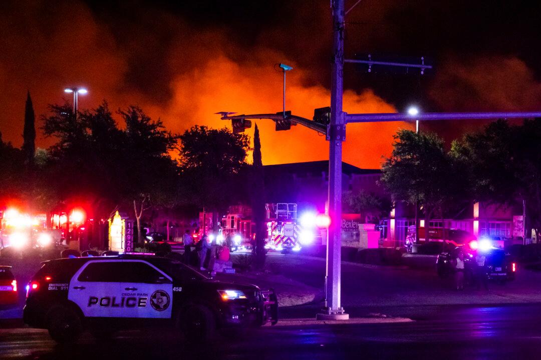 Hundreds Flee, Building Destroyed as Grass Fire Spreads to Trees Near Texas Apartments