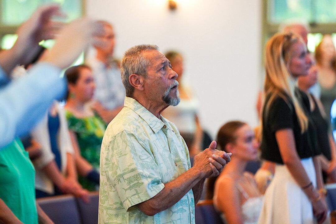 Thousands of Hawaiians Gather to Mourn Maui’s Wildfire Victims