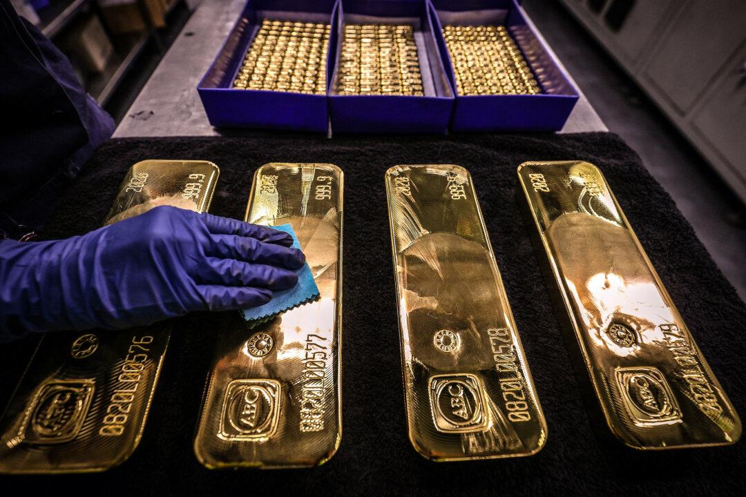 Gold to Hit $2,200, Silver to See ‘Dramatic’ Move in 2024: UBS Strategist