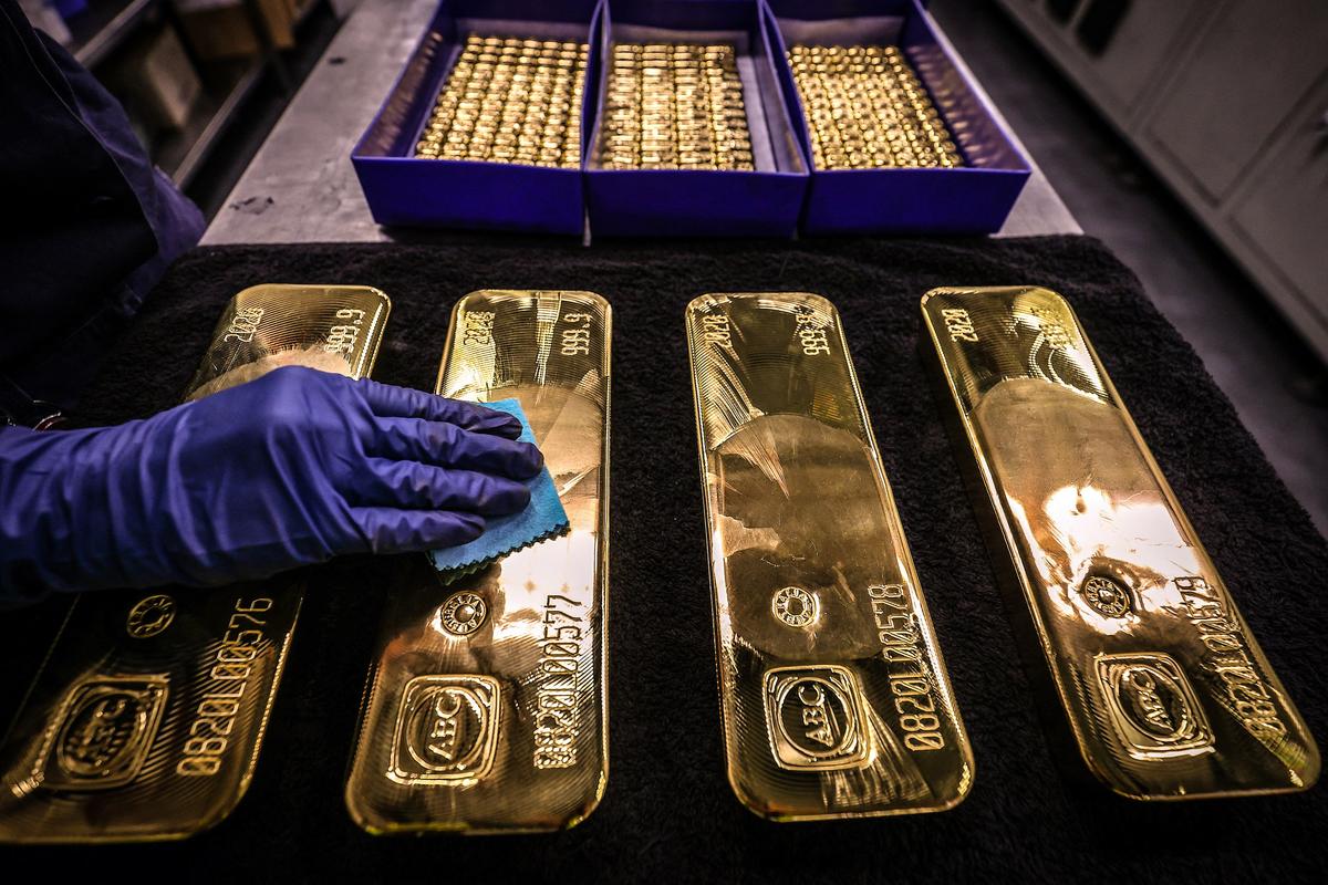 Gold to Hit $2,200, Silver to See ‘Dramatic’ Move in 2024: UBS Strategist