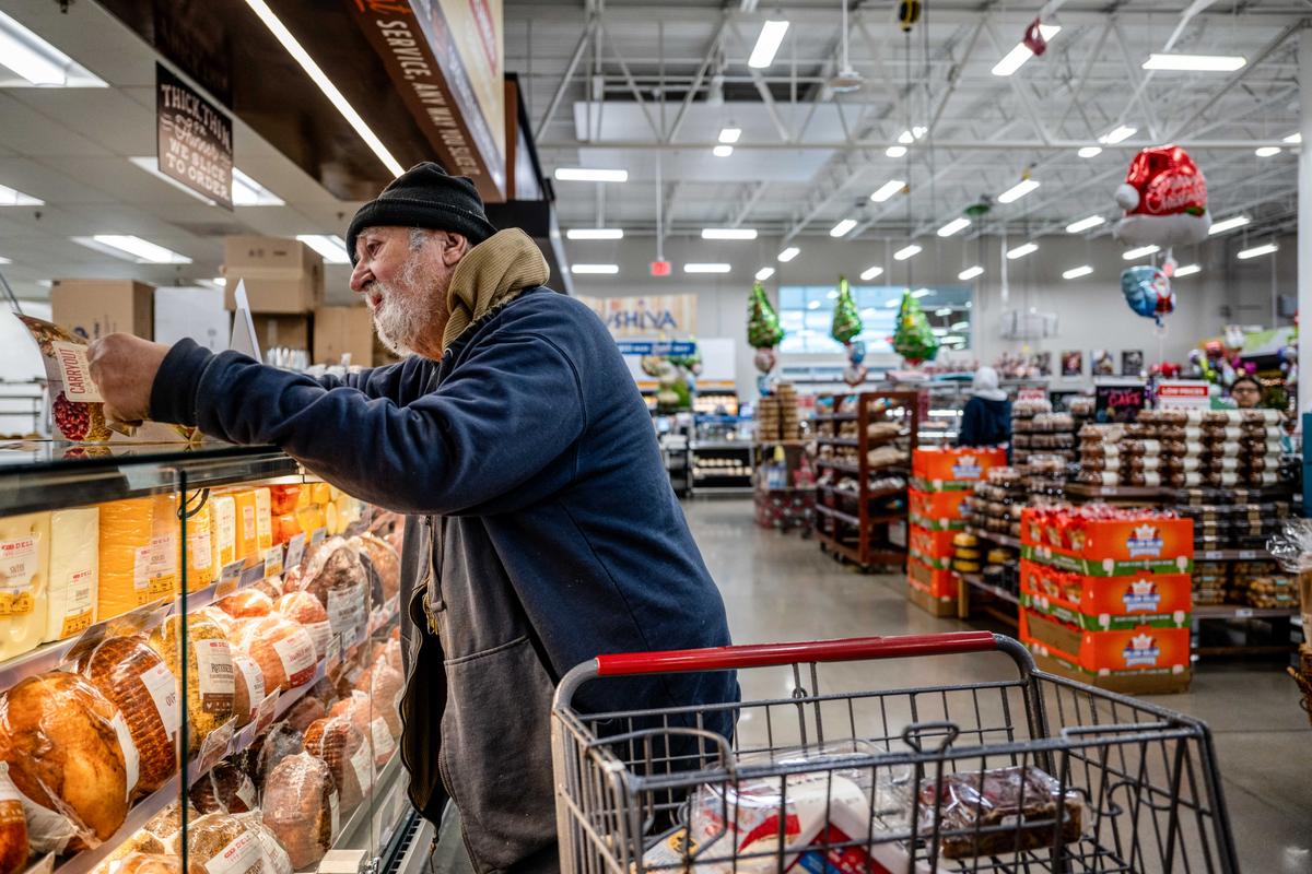 Fed’s Preferred Inflation Gauge Drops for First Time Since 2020