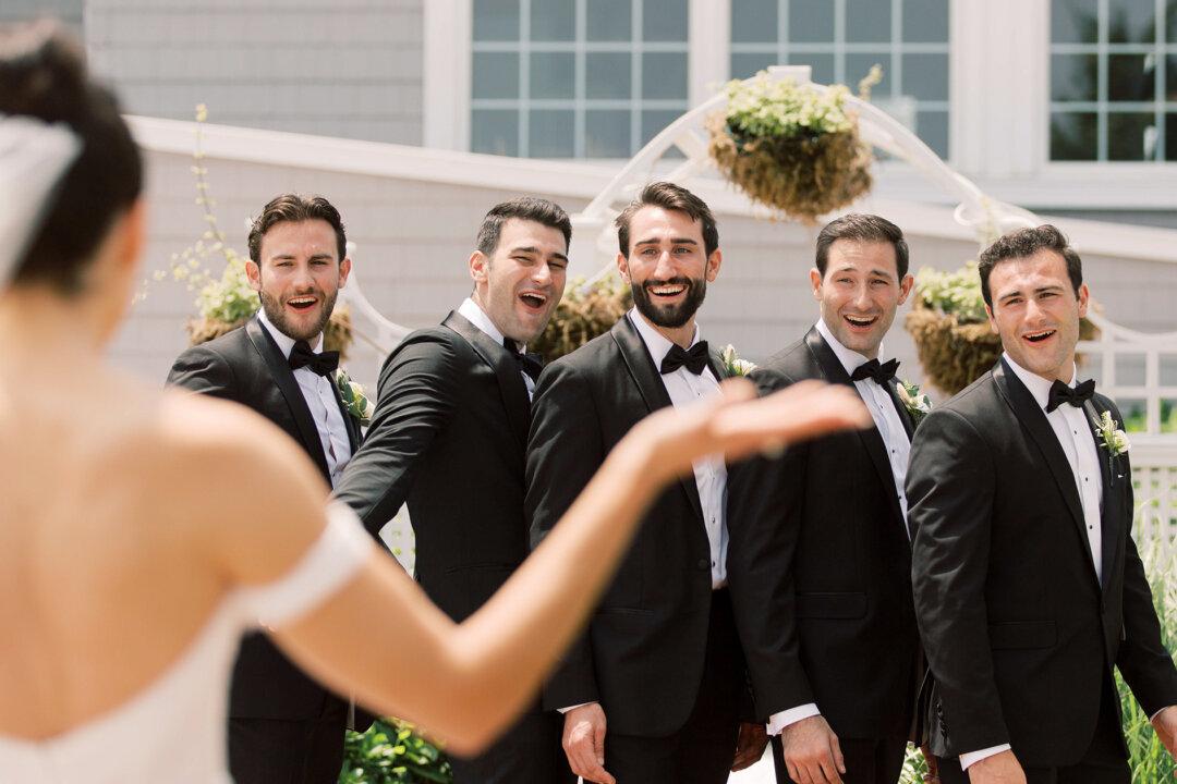 VIDEO: 5 Brothers Left Speechless by Their Sister’s ‘Angelic’ First Look on Her Wedding Day
