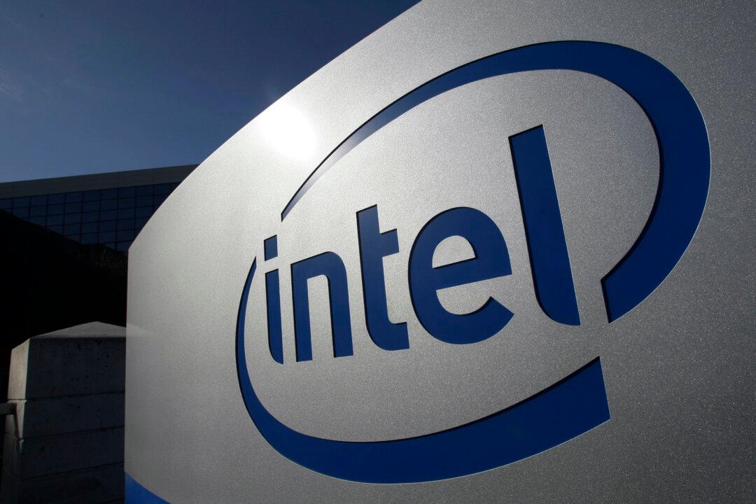Intel Reports Flat Revenue Under New CEO as It Tries to Return to Its Roots