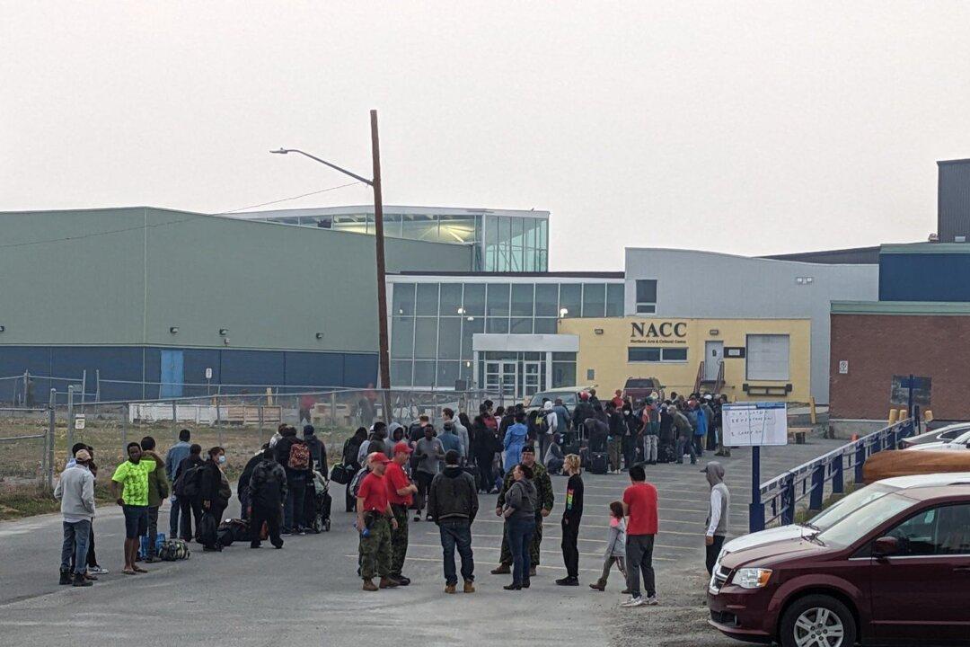 Convoys, Airport Lineups: Yellowknife Residents Leave City as Fire Creeps Closer