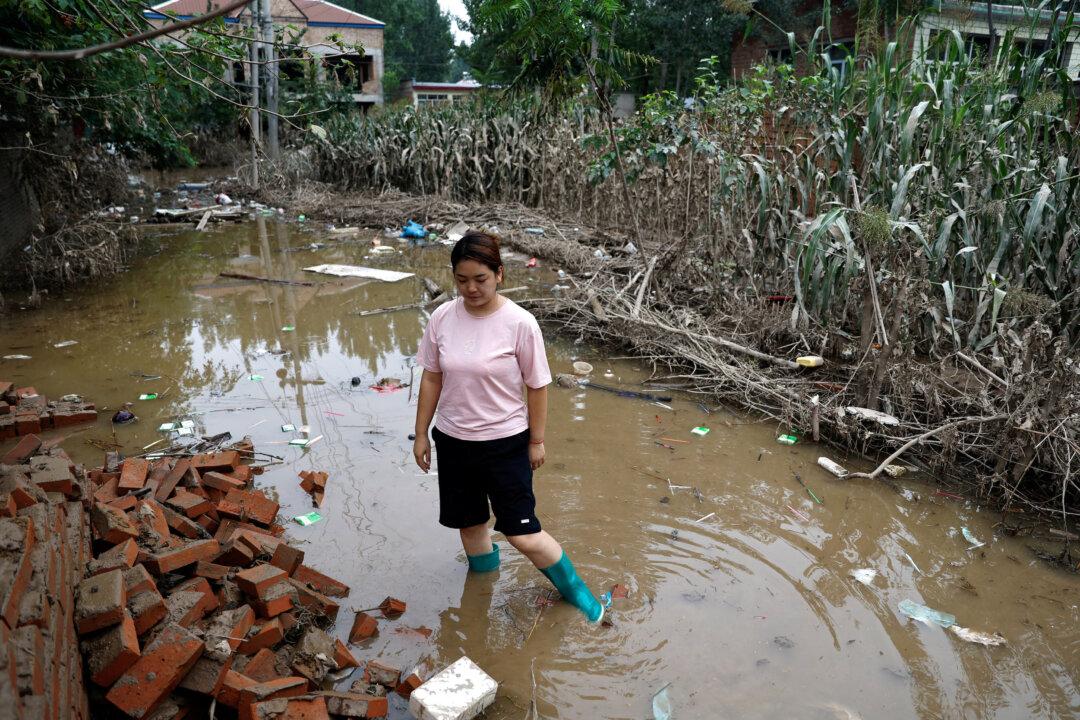 Chinese Armed Police Forbid Videoing During Floods, Resident Says