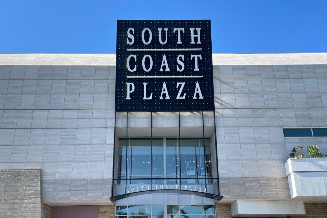 Gucci Store in Costa Mesa Robbed by Group of Thieves