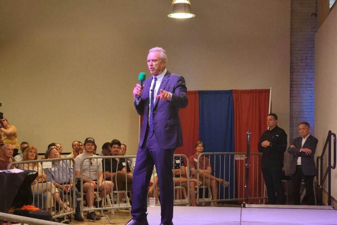 RFK Jr. Accuses US Government of ‘Addiction to War’ in South Carolina Town Hall