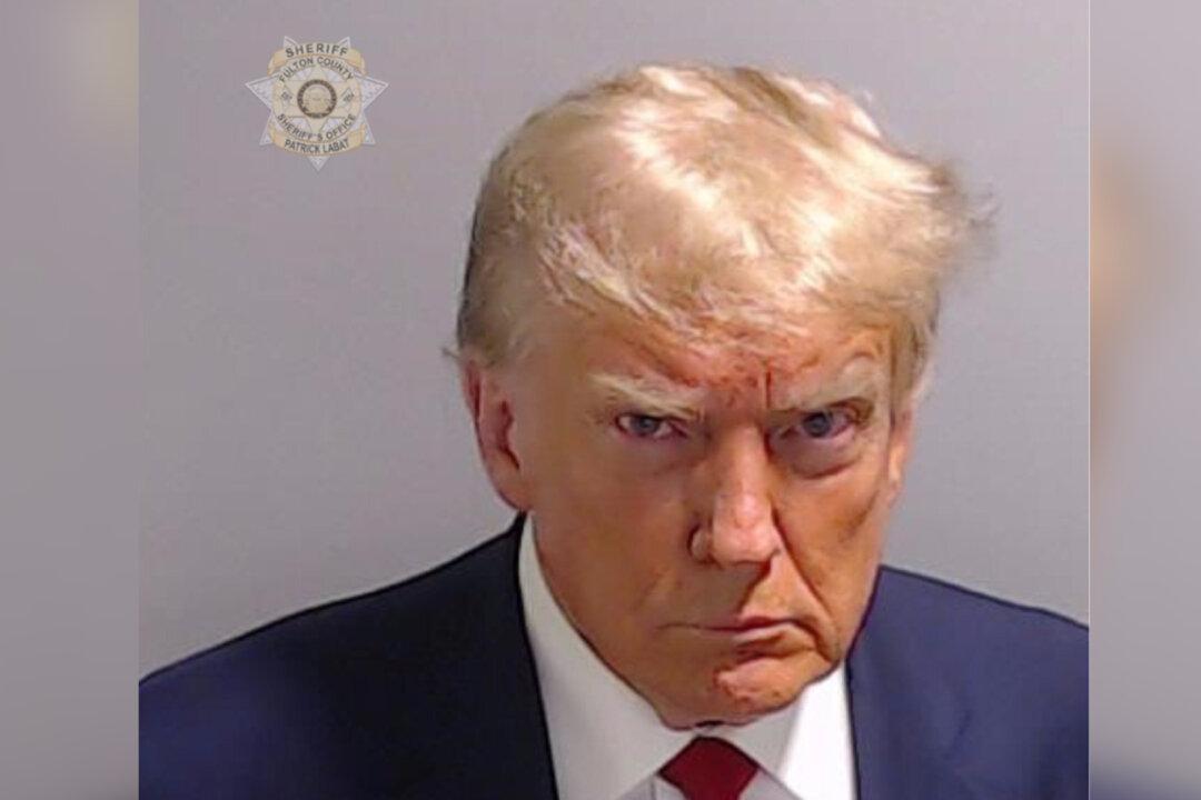 Body Language Expert Reveals Clues From Trump Mug Shot, GOP Debate, Tucker Carlson Interview
