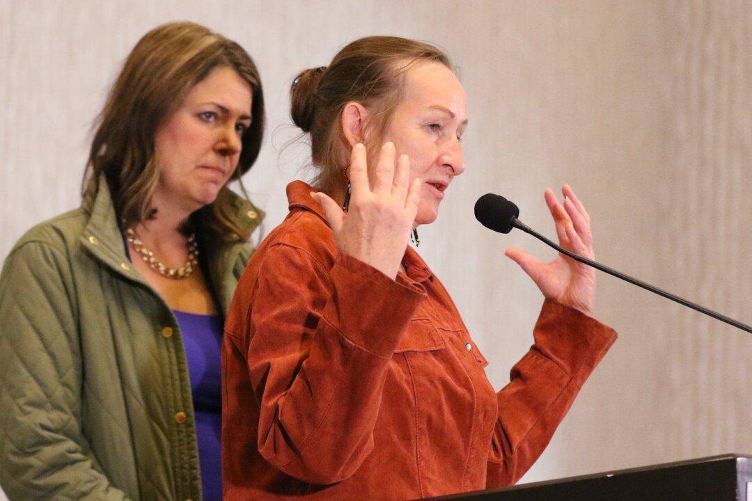 Wildfire Forces Crews to Retreat, Threatens Key Hub Point of Hay River, NWT