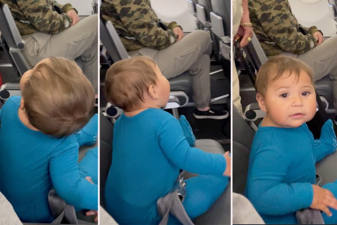 10-Month-Old Baby Cheers Up Passengers by Greeting Them on Board After a 3-Hour Flight Delay